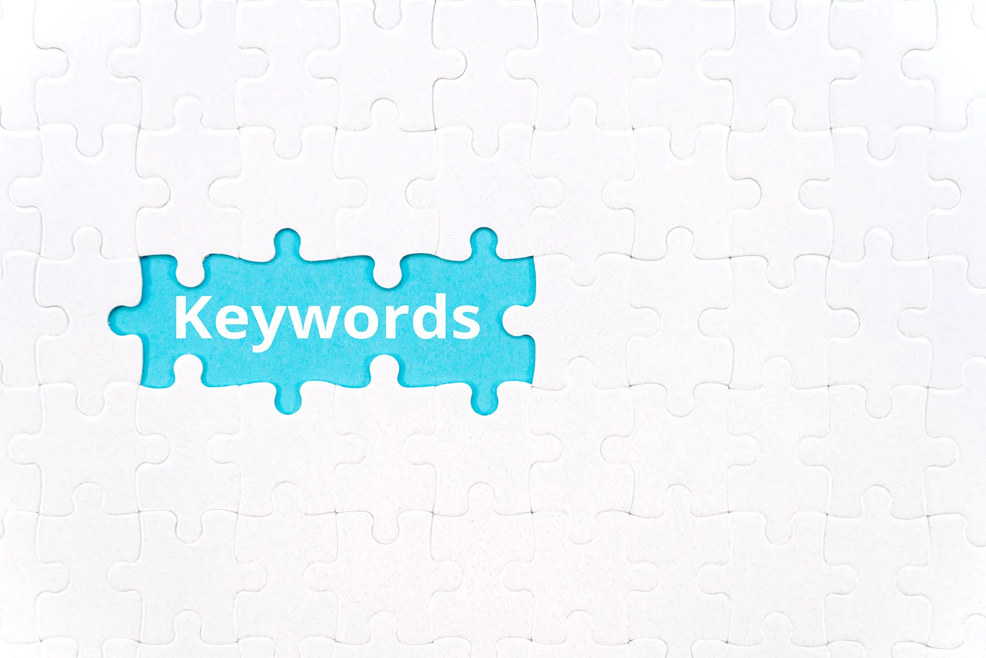 Anahtar kelime araştırma, mavi yapboz parçasında 'Keywords' yazısıyla vurgulanmıştır.