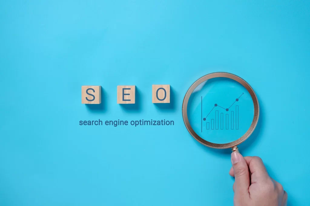 Site içi SEO, büyüteçle incelenen grafik ve SEO harfleri.